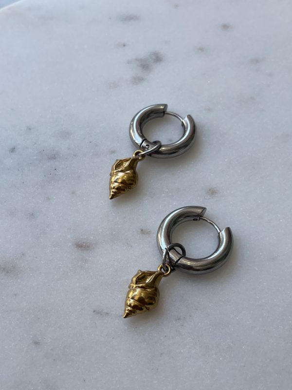 Minimal Shell Earrings